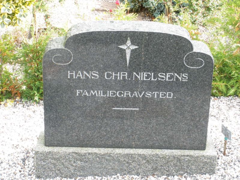 Hans Chr. Nielsen's familiegravsted.JPG
